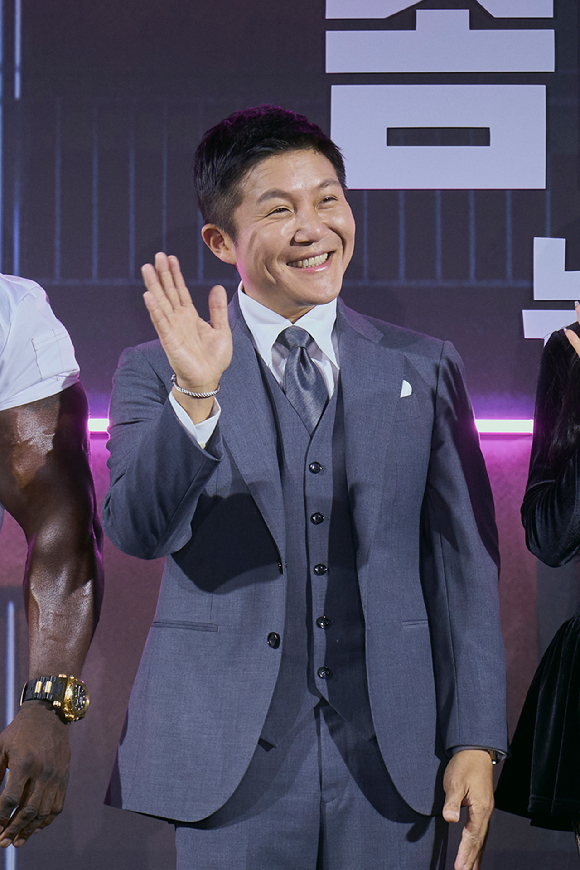 조세호가 14일 서울 CGV용산아이파크몰에서 열린 넷플릭스 예능 &lsquo;좀비버스: 뉴 블러드&rsquo; 제작발표회에서 포토타임을 갖고 있다. [사진=넷플릭스]