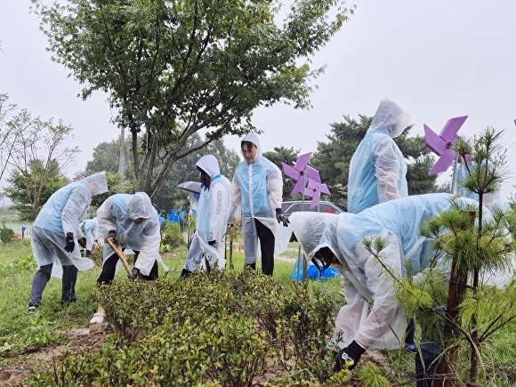 현대제철 당진제철소 가족봉사단이 팔아산 공원 주변에 영산홍을 심고있다 [사진=현대제철 당진제철소]