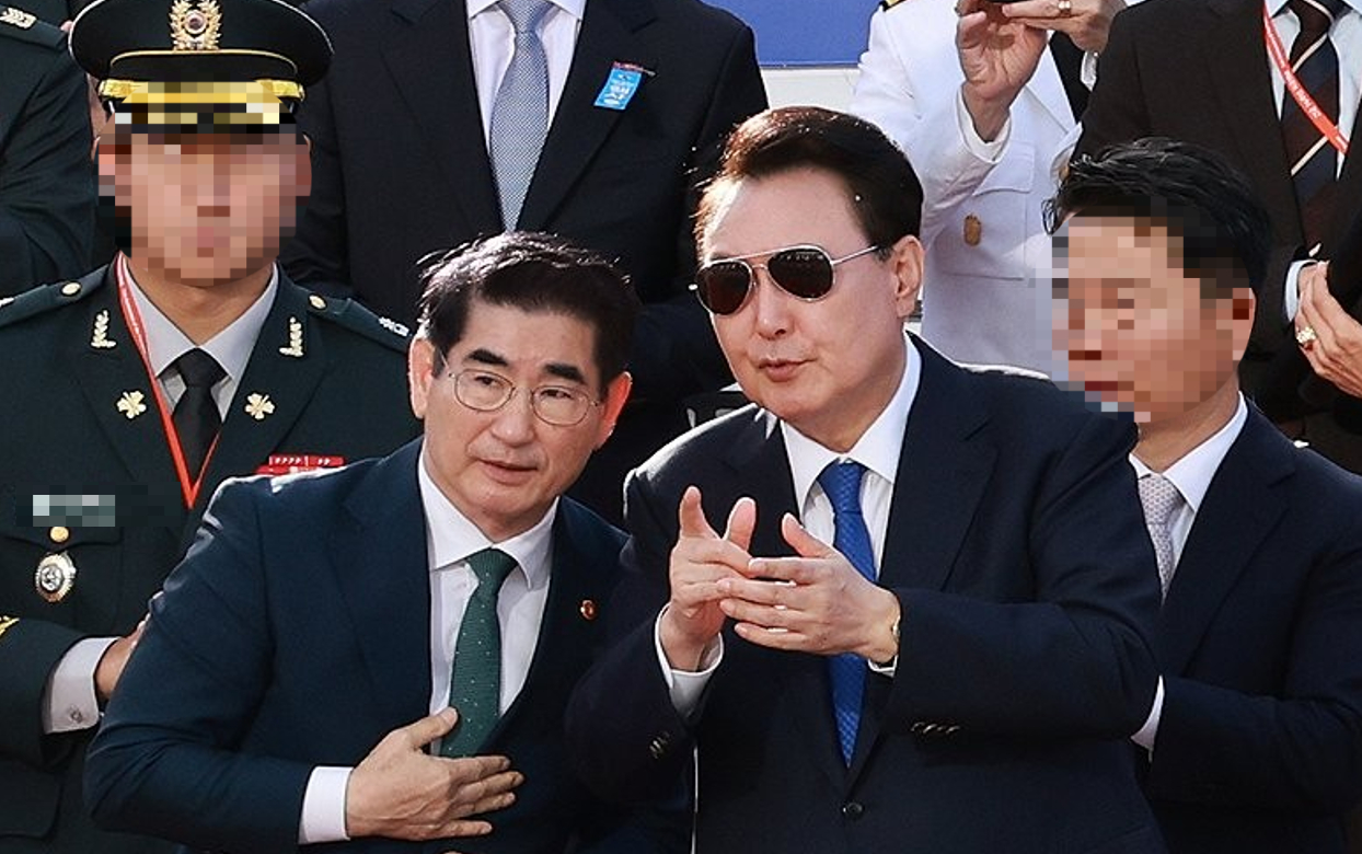 윤석열 전 대통령이 2024년 10월 1일 서울 광화문 광장 관람 무대에서 건군 76주년 국군의날 시가행진을 지켜보며 김용현 당시 국방부 장관과 대화하고 있다. 2024.10.1 [사진=연합뉴스]