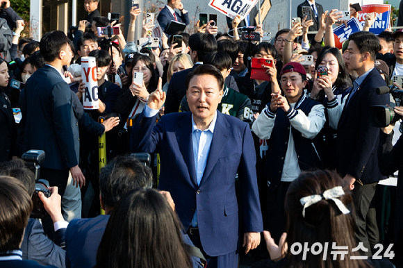 헌법재판소가 윤석열 전 대통령의 파면을 선고한 지난 4일 서울 용산구 한남동 대통령 관저 인근에서 열린 탄핵반대 집회에서 전광훈 목사가 발언을 하고 있다. [사진=곽영래 기자]