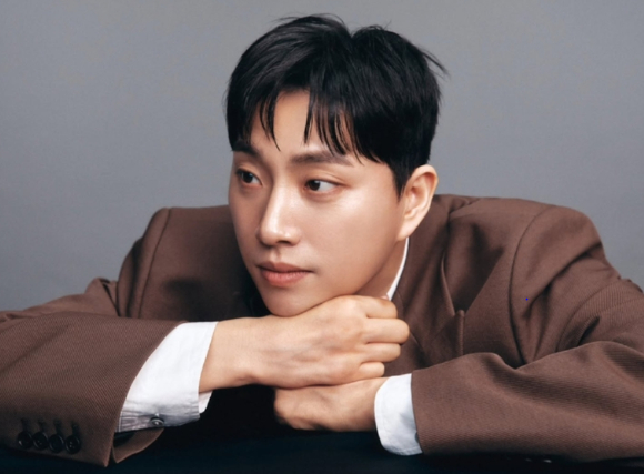 'KTX 낙상사고' 당시 영상을 공개했다가 거센 비판을 받고 있는 유튜버 박위가 '100만 구독자' 타이틀까지 반납했다. 사진은 당시 사고에 대해 설명하고 있는 박위. [사진=유튜브 '위라클' 캡처]