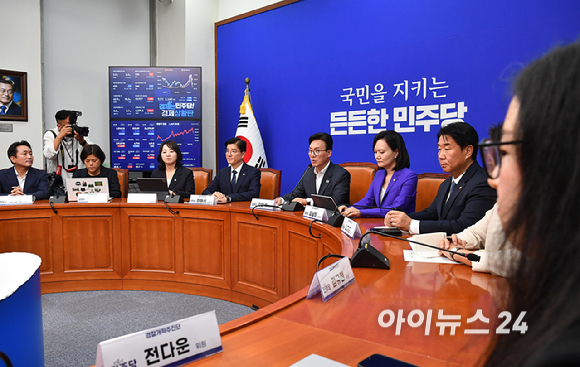 김민석 더불어민주당 대표가 1일 서울 여의도 국회에서 열린 경찰개혁추진단 1차 회의에서 발언하고 있다. [사진=곽영래 기자]