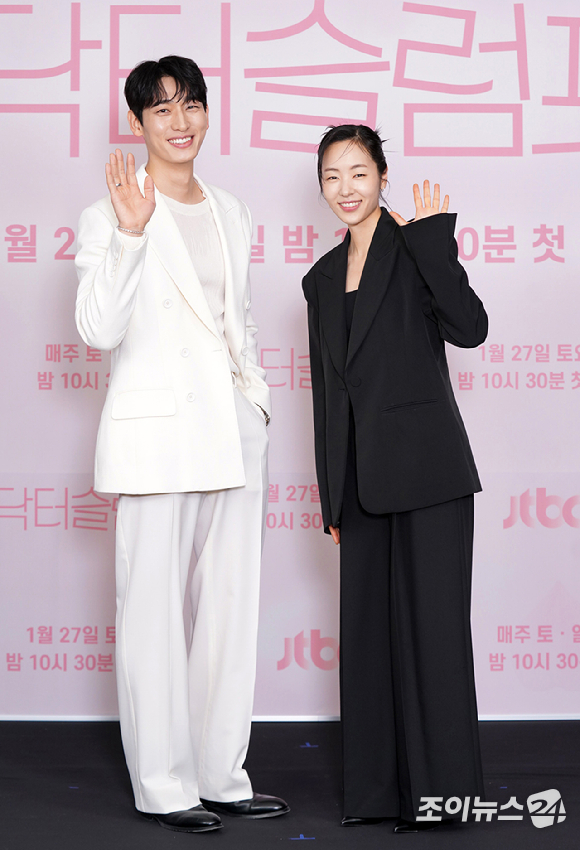 배우 윤박과 공성하가 25일 온라인으로 진행된 JTBC 새 토일드라마 '닥터슬럼프' 제작발표회에 참석하고 있다. [사진=JTBC]