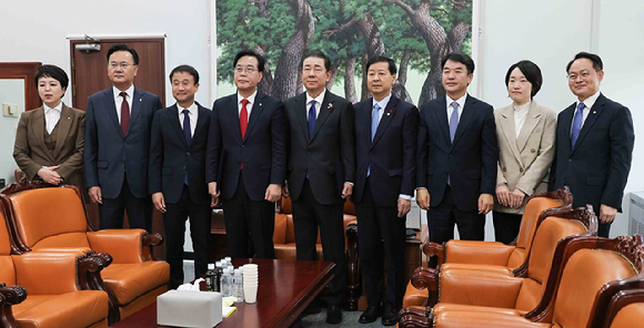 국민의힘 송언석 원내대표, 더불어민주당 김병기 원내대표, 구윤철 부총리 겸 기획재정부 장관이 2일 서울 여의도 국회에서 2026년도 예산안 처리를 위한 합의문에 서명을 마치고 기념 촬영하고 있다.왼쪽부터 국민의힘 김은혜 원내수석부대표, 국민의힘 유상범 원내수석부대표, 한병도 국회 예산결산특별위원장, 국민의힘 송언석 원내대표, 더불어민주당 김병기 원내대표, 구윤철 부총리 겸 기획재정부 장관, 더불어민주당 문진석 원내운영수석부대표, 이소영 국회 예결위 더불어민주당 간사, 더불어민주당 허영 원내정책수석부대표. [사진=연합뉴스]