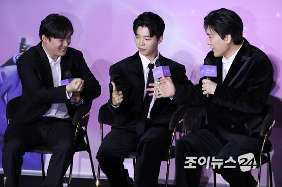 더블랙레이블 프로듀서 IDO(남희동, 이유한, 곽중규)가 1일 오후 서울 용산구 CGV 용산아이파크몰점에서 열린 넷플릭스 영화 '케이팝 데몬 헌터스' 제98회 아카데미 수상 기념 기자간담회에 참석해 가위바위보를 하고 있다. [사진=문수지 기자]