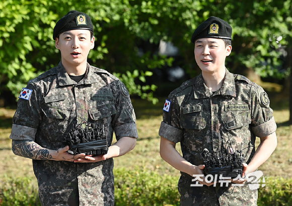 그룹 방탄소년단(BTS) 지민, 정국이 육군 현역으로 군 복무를 마치고 만기 전역했다.11일 오전 경기 연천군 연천공설운동장에서 진행된 전역 행사에서 방탄소년단 지민, 정국이 전역 소감을 밝히고 있다. [사진=곽영래 기자]