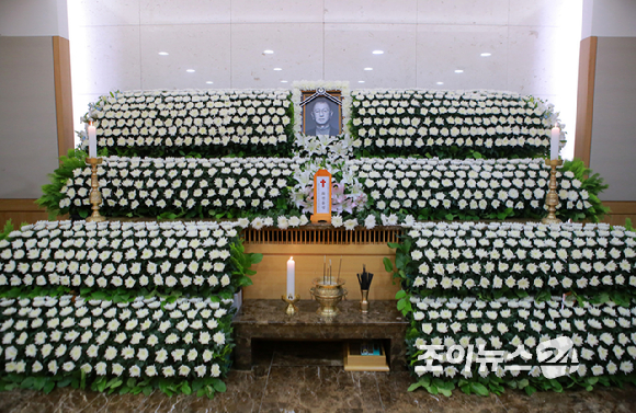 폐기흉 증세 악화로 세상을 떠난 고(故) 전유성의 빈소가 26일 서울아산병원 장례식장에 마련됐다. [사진=사진공동취재단]