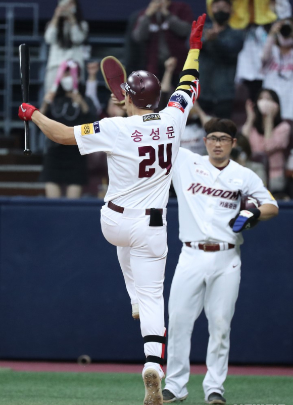 22일 고척스카이돔에서 열린 2022 KBO 포스트시즌 준플레이오프 5차전 KT 위즈와 키움 히어로즈의 경기, 4회말 2사 2루 상황에서 타석에 나온 키움 송성문이 역전 투런 홈런을 치고 베이스를 돌며 세리머니를 하고 있다. [사진=뉴시스]