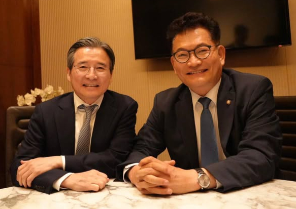 송영길 더불어민주당 의원이 16일 김용범 청와대 정책실장과 만났다. [사진=송영길 의원 페이스북]