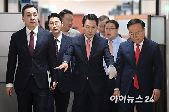 장동혁 국민의힘 당대표가 14일 서울 여의도 국회에서 열린 최고위원회의에 참석하고 있다. [사진=곽영래 기자]