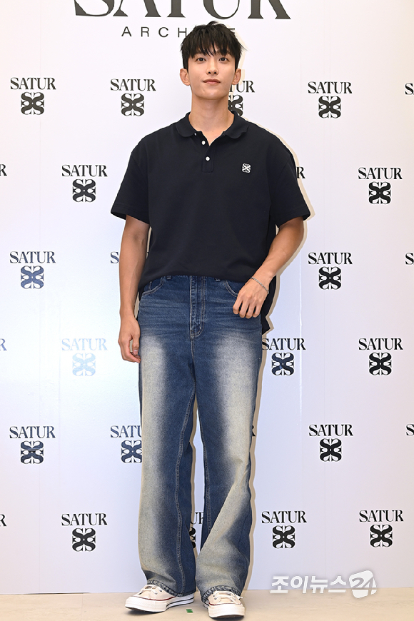 세븐틴 도겸이 10일 오전 서울 중구 명동에서 열린 세터(SATUR) 아카이브 명동 매장 오픈 기념 포토월에서 포즈를 취하고 있다. [사진=곽영래 기자]