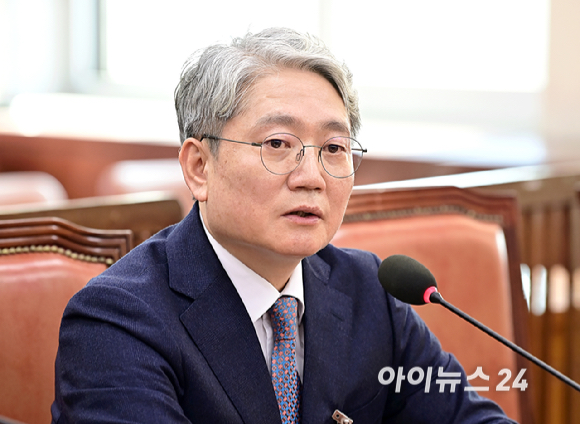 우철문 부산경찰청장이 25일 오전 서울 여의도 국회에서 열린 행정안전위원회 전체회의에서 질의에 답변하고 있다. [사진=곽영래 기자]