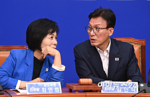 더불어민주당 김민석 당대표와 최민희 최고위원이 31일 서울 여의도 국회에서 열린 최고위원회의에서 대화를 하고 있다. [사진=곽영래 기자]