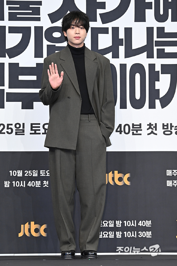 배우 차강윤이 22일 오후 서울 구로구 신도림 더 링크 호텔에서 열린 JTBC 토일드라마 '서울 자가에 대기업 다니는 김 부장 이야기' 제작발표회에서 포토타임을 갖고 있다. [사진=곽영래 기자]