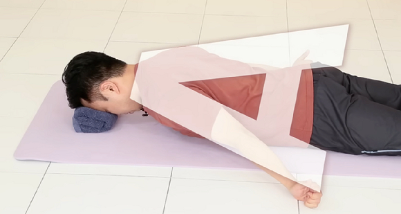 여자들에게 승모근은 사랑받지 못한다. '조금이라도 커지면 어쩌나'하는 불안감 때문에 운동은커녕 없애기 급급하다. 사진은 승모근에 침을 맡는 모습. [사진=픽셀스]