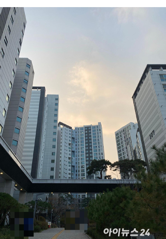 올해 1~3월 서울에서 생애 첫 부동산을 매입해 등기를 마친 1만9004명 중 30대 비중이 55.3%로 절반을 넘은 가운데, 강서구가 797명으로 1위를 기록했다. 반면 강남&middot;서초 등 전통적 상급지는 최하위권에 머문 것으로 나타났다. [표=김민지 기자]