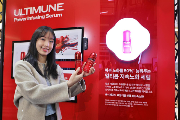 서울 롯데백화점 잠실점 에비뉴엘 지하1층 더크라운에서 진행 중인 '얼티뮨' 팝업스토어에서 모델이 상품을 소개하고 있다. [사진=롯데백화점]