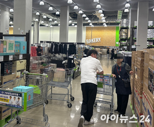 백화점에서 방문객들이 추석선물세트를 구경하고 있다. [사진=설래온 기자 ]