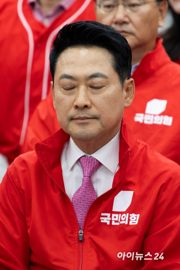 장동혁 국민의힘 상임선거대책위원장이 3일 여의도 국민의힘 당사에 마련된 개표상황실에서 방송사 출구조사 발표 후 눈을 감고 있다. 2026.06.03 [사진=국회사진취재단]