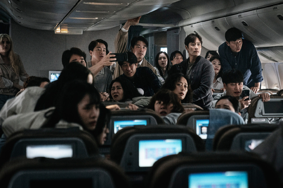 '비상선언' 배우들이 항공재난 상황 속 실감나는 연기를 펼치고 있다. [사진=쇼박스]