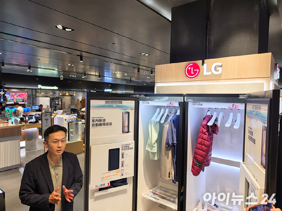 김건일 LG전자 대만법인장이 대만 타이베이 신이구 A13 원동백화점 8층 매장에서 LG전자의 대만 시장 전략에 대해 설명하고 있다. [사진=황세웅 기자]