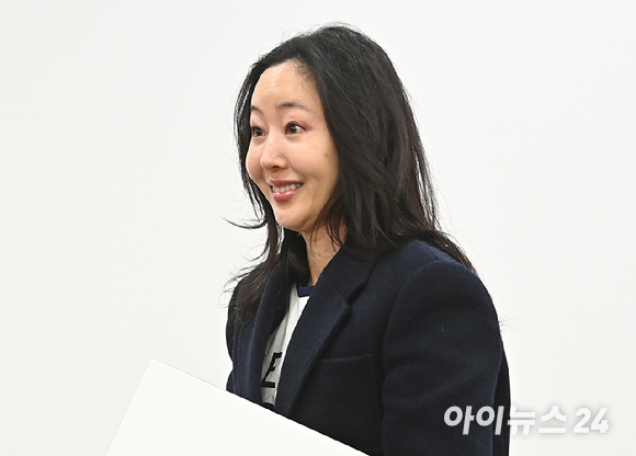 민희진 오케이레코즈 대표가 지난 2월 서울 종로구 교원 챌린지홀에서 열린 언론 기자회견에서 입장 발표 후 퇴장하고 있다. [사진=곽영래 기자]