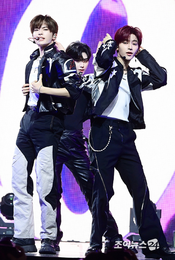 그룹 제로베이스원 성한빈과 장하오가 1일 오후 서울 용산구 한남 블루스퀘어에서 열린 제로베이스원(ZEROBASEONE) 정규 1집 '네버 세이 네버(NEVER SAY NEVER)' 쇼케이스에 참석해 멋진 무대를 선보이고 있다. [사진=정소희 기자]