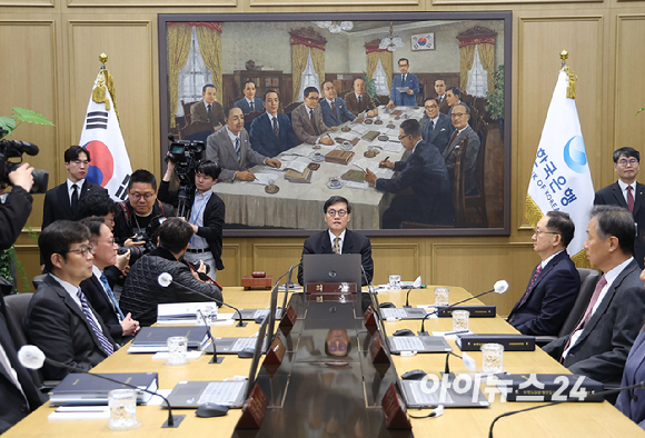 이창용 한국은행 총재가 10일 서울 중구 한국은행 본관에서 열린 금융통화위원회 본회의를 주재하고 있다. 2026.04.10 [사진=사진공동취재단]