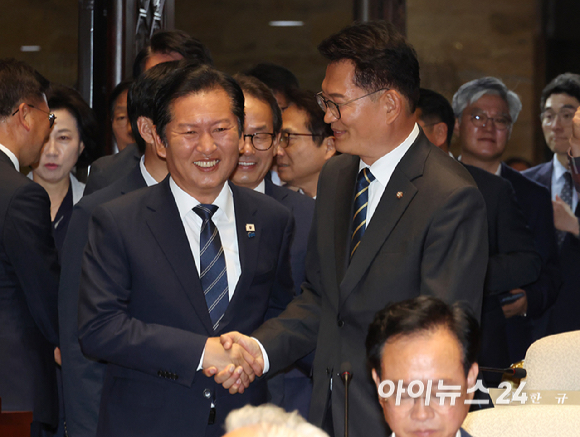 더불어민주당 정청래 당대표와 송영길 의원이 11일 서울 여의도 국회에서 열린 의원총회에서 악수를 하고 있다. [사진=곽영래 기자]