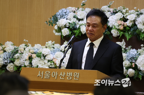 배우 김영철이 27일 서울 송파구 서울아산병원 장례식장에서 엄수된 배우 이순재 영결식에서 추도사를 하고 있다. [사진=곽영래 기자]