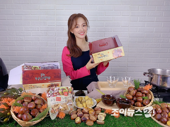 산림조합중앙회(회장 최창호)가 제철 임산물 판매 및 임업인 소득향상을 위하여 신공주알밤영농조합과 함께 28일 경기도 고양시의 한 스튜디오에서 '공주 칼집밤' 라이브커머스를 진행했다. 쇼호스트로 나선 방송인 하지혜가 포즈를 취하고 있다. [사진= 하라인컴퍼니]