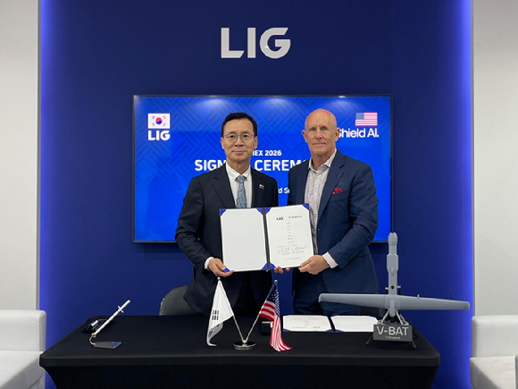 신익현 LIG넥스원 대표(왼쪽)와 밥 하워드(Bob Harward) 쉴드 AI 수석 부회장이 21일(현지 시간) UAE 아부다비에서 열린 무인&middot;자율 시스템 전시회 'UMEX 2026'에서 계약기념 행사 후 사진을 촬영하고 있다. [사진=LIG넥스원]