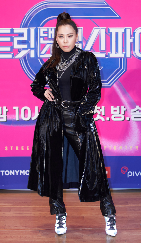 댄서 가비(라치카)가 30일 온라인으로 진행된 Mnet '스트릿댄스 걸스 파이터' 제작발표회에 참석해 포즈를 취하고 있다. [사진=Mnet]