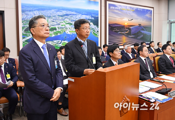 이한준 한국토지주택공사 사장과 임병용 GS건설 대표이사가 10일 오후 서울 여의도 국회에서 열린 국토교통위원회 국정감사에서 의원들의 질의에 답하고 있다. [사진=곽영래 기자]