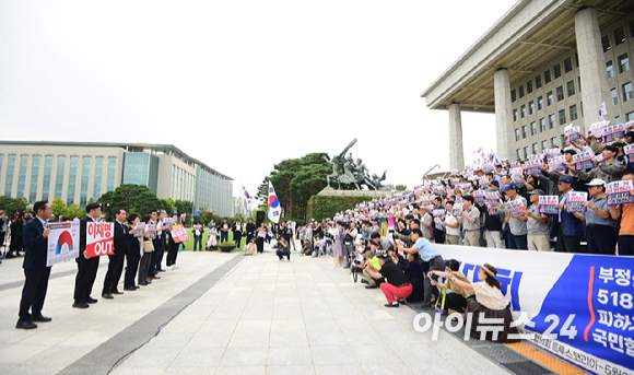 이진숙 국민의힘 의원이 10일 오후 서울 여의도 국회 본청 앞 계단에서 열린 '국민이 심판한다' 국민대회에서 구호를 외치고 있다. [사진=정소희 기자]