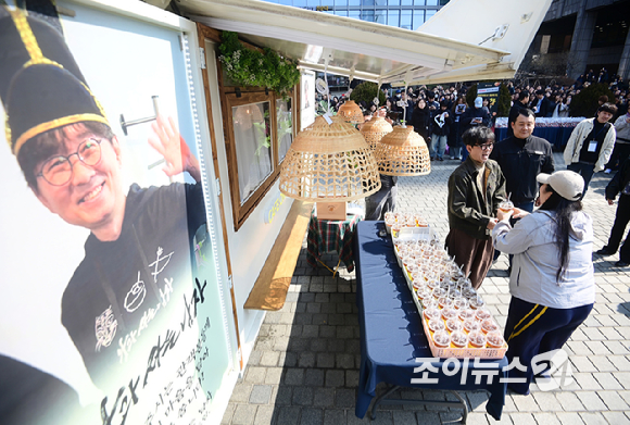 '천만 감독' 장항준 감독이 12일 오후 서울 중구 프레스센터 앞 광장에서 영화 '왕과 사는 남자' 흥행 감사 커피차 이벤트를 진행하고 있다. [사진=정소희 기자]