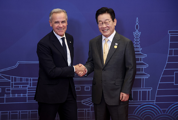 이재명 대통령이 29일 경북 경주 힐튼호텔 그랜드볼룸에서 열린 대통령 주최 정상 특별만찬에 앞서 마크 카니 캐나다 총리를 영접하고 있다. 2025.10.29 [사진=연합뉴스]