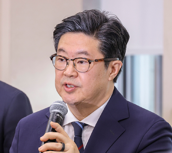 김병주 MBK파트너스 회장이 14일 국회 정무위원회에서 열린 2025년도 공정거래위원회 국정감사에 증인으로 출석해 의원 질의에 답하고 있다. [사진=연합뉴스]