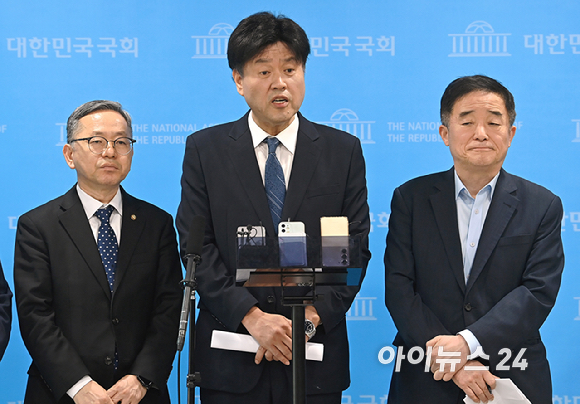 더불어민주당 전략공천 대상에서 제외된 김용 전 민주연구원 부원장이 28일 서울 여의도 국회 소통관에서 기자회견을 마친 뒤 취재진의 질문에 답변하고 있다. [사진=곽영래 기자]