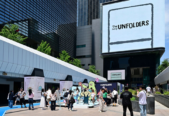 서울 코엑스 'The Galaxy UNFOLDERS' 체험존 방문객들이 ‘갤럭시 Z 폴드7∙Z 플립7'으로 아티스트 '장 줄리앙(Jean Jullien)'의 캐릭터와 함께 인증샷을 촬영하는 모습 [사진=삼성전자]