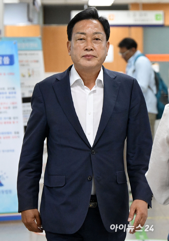 양평 공흥지구 특혜 의혹을 받는 김선교 국민의힘 의원이 15일 서울 서초구 서울중앙지방법원에서 열린 공판에 출석하고 있다. [사진=사진공동취재단 ]