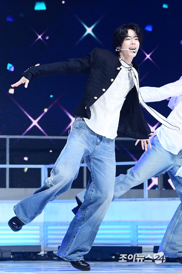 그룹 투어스 도훈이 27일 오후 서울 광진구 광장동 예스24라이브홀에서 열린 투어스(TWS) 미니 5집 'NO TRAGEDY' 발매 기념 쇼케이스에서 타이틀곡 '널 따라가' 무대를 선보이고 있다. [사진=정소희 기자]