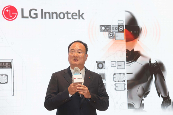 문혁수 LG이노텍 대표이사 사장이 23일 서울 강서구 LG사이언스파크에서 열린 제50기 주주총회를 마친 후 기자들과 만나 질의응답을 하고 있다. [사진=LG이노텍]