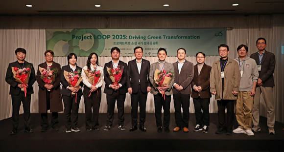 이용준 롯데케미칼 총괄대표(왼쪽 여섯번째)와 행사 참석자들이 지난 16일 '프로젝트 루프 소셜(Project LOOP Social)' 4기 성과공유회에 참여해 기념촬영을 하고 있다. [사진=롯데케미칼]