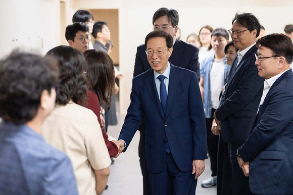 이석연 대통령직속 국민통합위원장이 9일 서울 종로구 정부서울청사에서 이임식을 마친 뒤 직원들과 인사하고 있다. [사진=이석연 위원장 페이스북]
