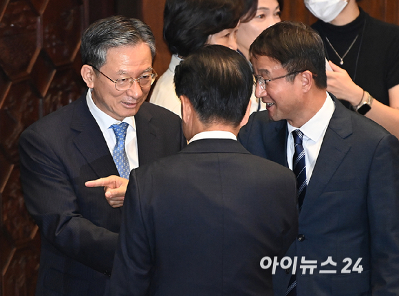 전 법무부 장관인 정성호 더불어민주당 의원이 1일 서울 여의도 국회에서 열린 제439회국회(정기회) 개회식에서 동료 의원들과 인사하고 있다. [사진=곽영래 기자]