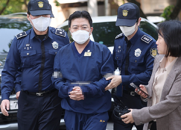 SG(소시에테제네랄)증권발 폭락 사태와 관련해 주가조작을 주도한 의혹을 받는 투자컨설팅업체 H사 라덕연 대표가 2023년 5월 11일 오전 서울남부지방법원에서 열린 구속 전 피의자 심문(영장심사)에 출석하고 있다. [사진=연합뉴스]