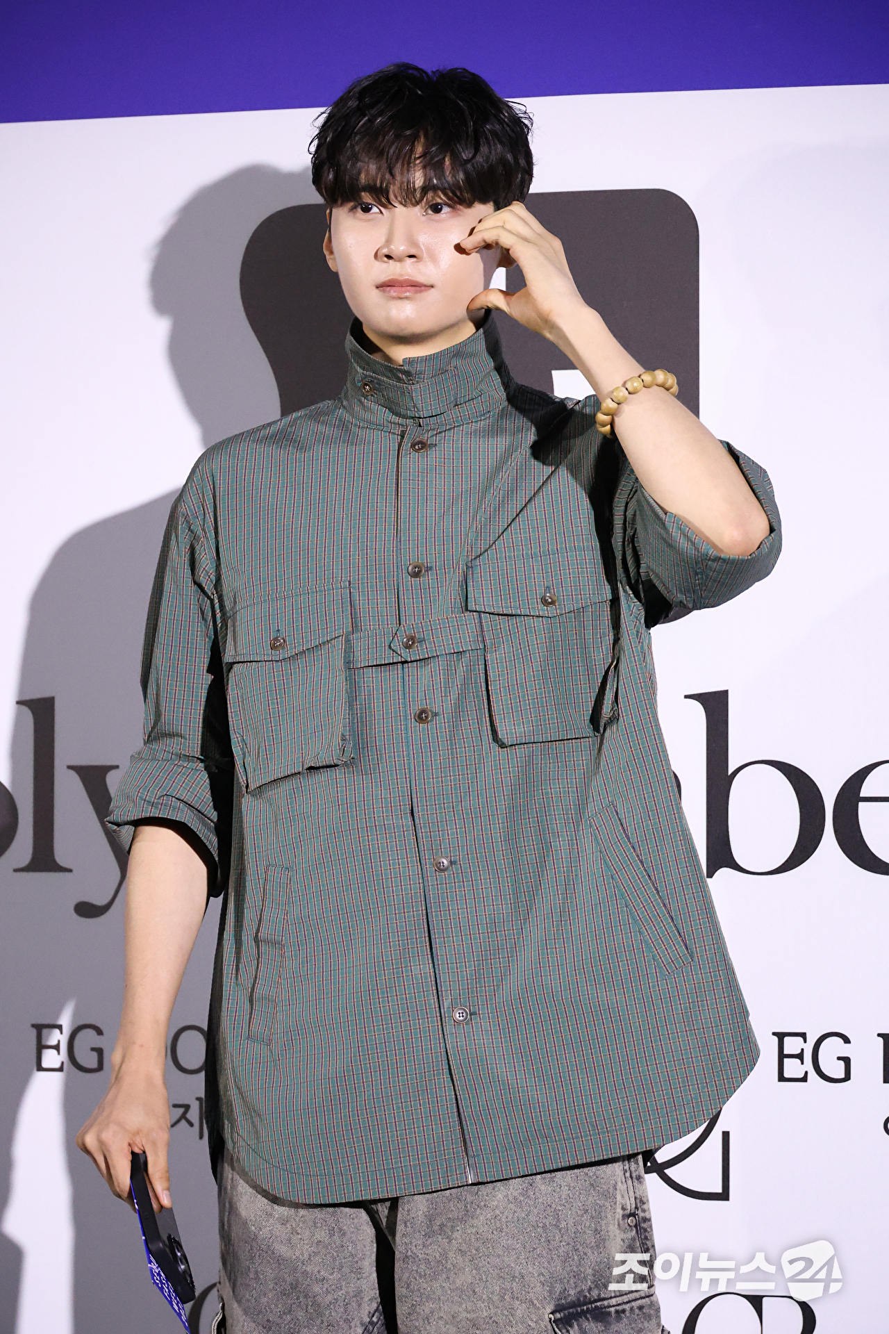 가수 이진혁이 1일 오후 서울 중구 동대문디자인플라자에서 진행된 2027 S/S 서울패션위크 '홀리넘버세븐' 컬렉션에 참석해 포즈를 취하고 있다. [사진=문수지 기자]