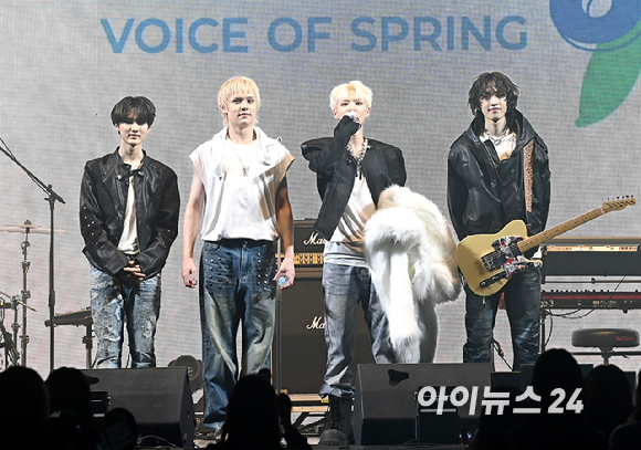 21일 서울 송파구 서울특별시교육청 학생체육관에서 '2026 JOY콘서트 - 보이스 오브 스프링(Voice of spring)'이 열렸다. 밴드 엔플라잉, 소란, 에이엠피가 멋진 무대를 선보이고 있다. [사진=정소희 기자]