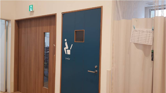 후쿠오카시 소규모다기능거택지원시설 '코우후칸'이 치매인 사람들이 실내에서 길을 잃고 헤매지 않도록 문의 색깔, 사인 등을 이용해 시설을 운영하고 있다. [사진=조인케어 제공]